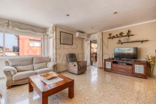 Appartamento in Carrer bellsolar 91. Excepcional piso con local y garaje