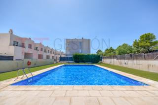 Appartement à Via augusta 80. Piso en recinto privado con piscina