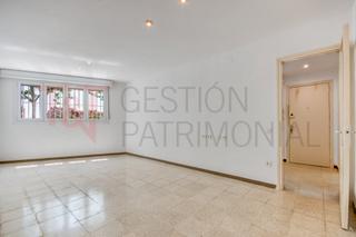 Appartement dans Carrer de la comtessa ermessenda 4. Planta baja 3 hab, en muy buen estado