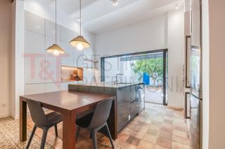 Casa en Carrer de la indústria 31. Casa reformada con parking a estrenar en el centro