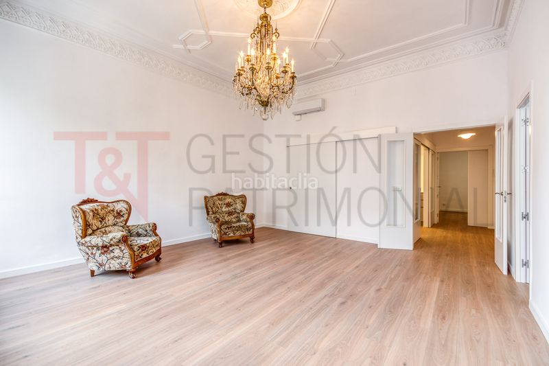 Piso en rambla de catalunya 5 amplio, 3 hab, luminoso, reformado en Barcelona - Imagen 2