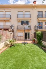 Reihenhaus in Malgrat de Mar. Casa adosada cerca del centro y la playa