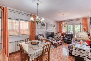 Appartement  Carrer joan miró 8. Planta baja con terraza y entorno natural.
