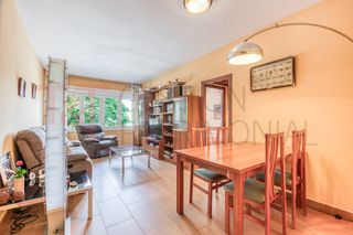 Pis  Carrer de la marina 110. Piso con parking en entorno amplio y zona verde cercana.