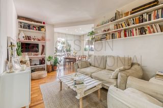 Pis  Carrer de sant antoni maria claret. Versátil con balcón y cuatro habitaciones