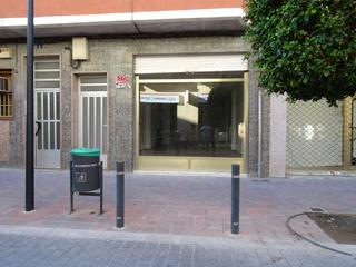 Local commercial à La Coca-La Nia-Vistahermosa. Se vende o alquila local comercial en la avenida de madrid en el