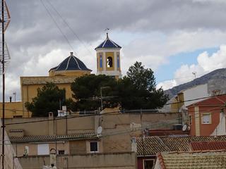 Maison à Hondón de las Nieves. Se vende edificio con dos pisos y un local comercial en el centr