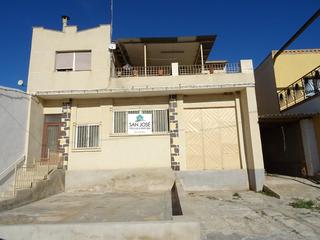 Haus in Hondón de los Frailes. Se vende casa con nave en la planta baja en buena zona en hondón