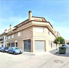 Casa adossada a Petrer. Se vende adosado con local comercial en petrer en zona la foia.