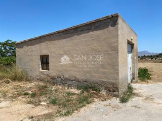 Casa a Pedanías Oeste. Se vende parcela rustica en 2 escrituras con almacen agricola en