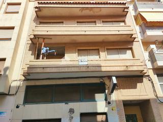 Casa a Novelda. Se vende edificio con sotanolocal comercial vivienda de 2 planta