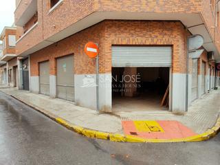 Lloguer Local Comercial a La Serranica-Sagrado Corazón. Se alquila local diafano que hace esquina todo exterior en buena