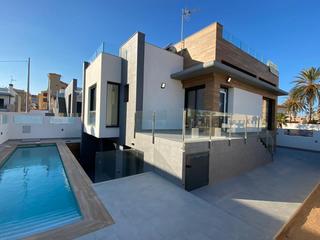 Chalet in Los Europeos. Fantastica villa mediterranea a 60 m de la playa y con vistas al