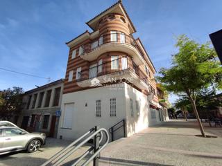 Maison à Romana (la). Se vende casa de tres plantas con local comercial y sotano.