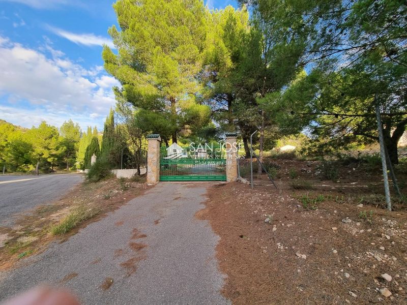Foto c900d585-2d56-46ba-bef9-47af76a46580. Xalet amb piscina a Petrer