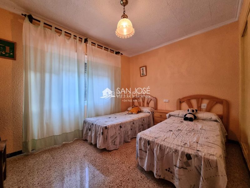 Foto f782dc2e-24e3-43d2-97f7-cf611a87213d. Xalet amb piscina a Petrer