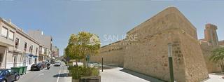 Casa a Playa Levante. Venta de bajo comercial con garaje privado y primera planta en e