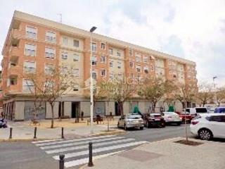 Lloguer Local Comercial a Centro. Se vende o alquila magnifico local mas sotano de manzana complet
