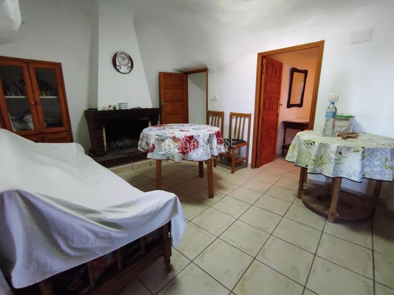 Foto 1a7c63de-8422-4567-8bc0-ca7f289c0052. Masia a Algueña