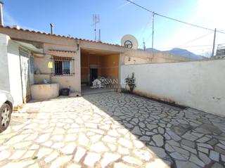 Mas à Algueña. Se vende casa cueva en la algueña.