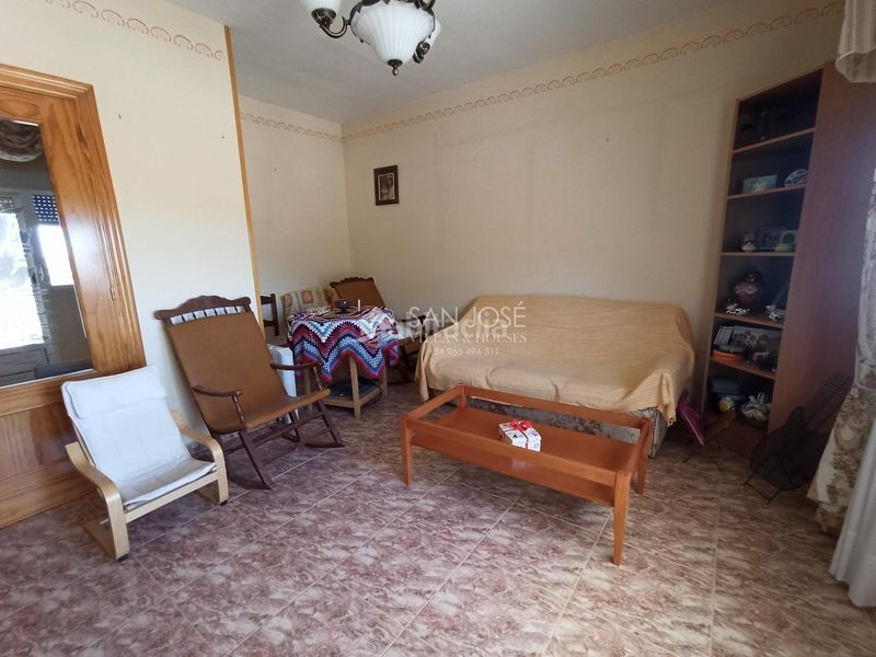 Foto 1e4eeae4-8aee-4e14-b0ec-0a555c34d3c3. Casa amb aparcament a Abanilla