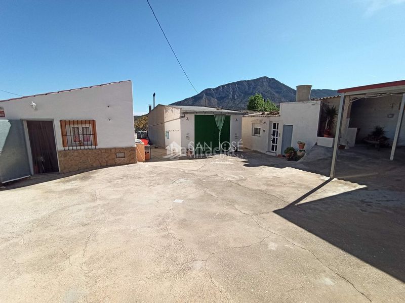 Foto 84c7d3fb-90ab-4011-be82-b6c405f39dfb. Casa amb aparcament a Abanilla