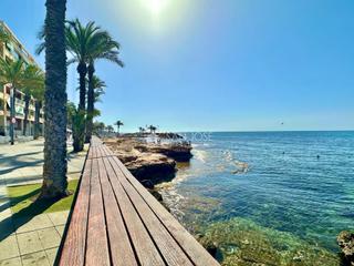 Flat in Las Piscinas Naturales. Venta de piso en torrevieja, primera línea de playa y vistas al