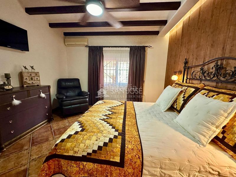Foto 3a92ce04-44a2-46a0-ace6-66bba809b4bc. Chalet inmobiliaria san jose vende chalet en buen estado zona montesol de elche en Elche / Elx