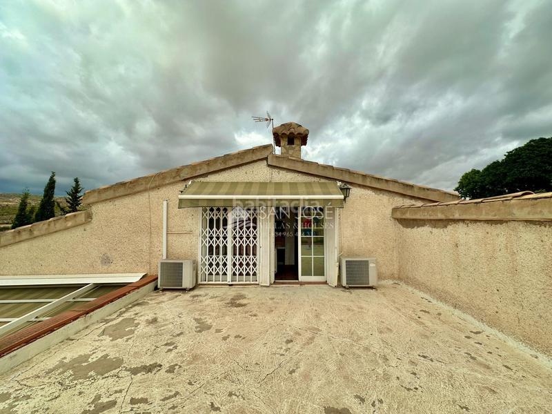 Foto 54d412be-4c0b-4355-aea9-02021960504e. Chalet inmobiliaria san jose vende chalet en buen estado zona montesol de elche en Elche / Elx