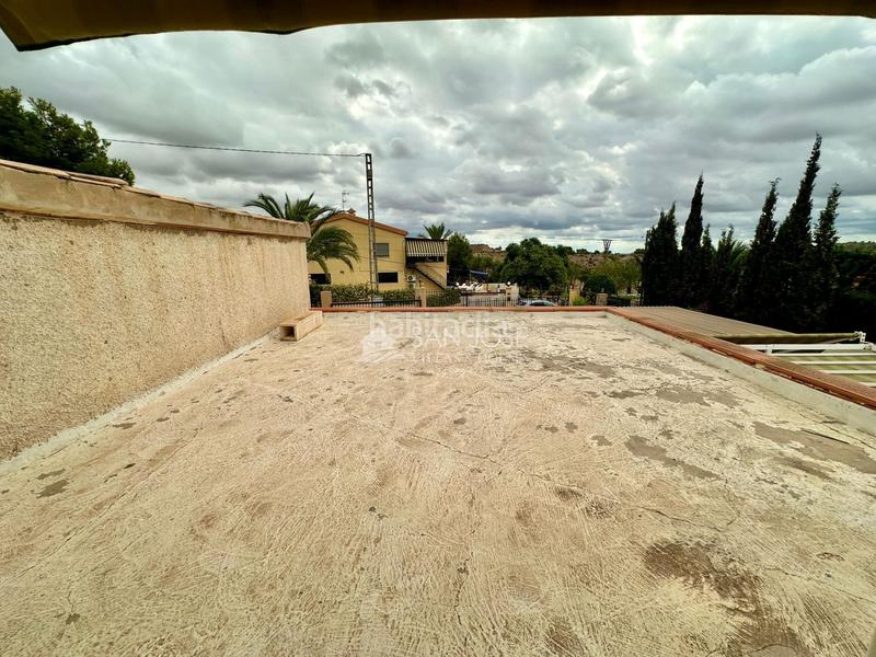 Foto b750ea5f-50c5-46cc-83c3-315cf97740a4. Chalet inmobiliaria san jose vende chalet en buen estado zona montesol de elche en Elche / Elx
