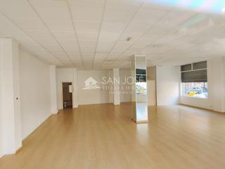 Lloguer Local Comercial a La Serranica-Sagrado Corazón. Se alquila local  diafano con grandes escaparates  haciendo esqu