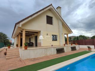 Xalet a Pedanías Oeste. Se vende chalet de lujo en en excelente estado en urbanización d