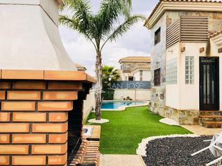 Xalet a Pedanías Oeste. Se vende chalet independiente en urbanizacion en perfecto estado