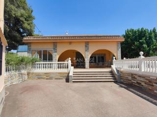 Xalet a Novelda. Se vende chalet con casa de invitados en buena zona de novelda