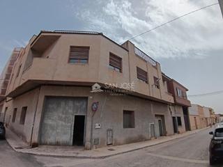 Haus in Monforte del Cid. Venta de 2 magníficos pisos con almacen y local comercial