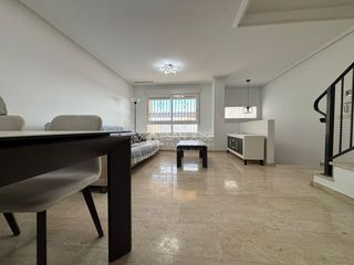 Maison à Monforte del Cid. Se vende bungalow con patio y solarium en monforte del cid