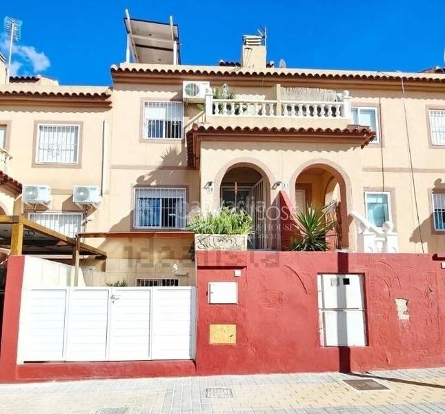 Foto ea42525c-6668-4747-bd7c-b43edcc381a0. Casa amb aparcament a Monforte del Cid