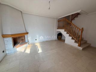 Reihenhaus in La Serranica-Sagrado Corazón. Se vende adosado en aspe con garaje y espacio extra de entreteni