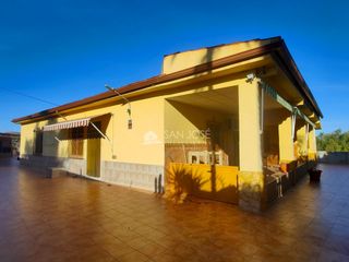 Chalet en Pedanías Este. Se vende chalet con piscina en muy buen estado en aspe zona de u