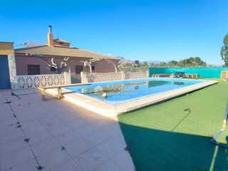 Xalet a Novelda. Se vende chalet en muy buen estado en novelda zona campet