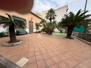 Chalet in Novelda. Se vende chalet en zona urbana de novelda con piscina, jardin, g