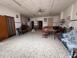 Casa a Monforte del Cid. Amplia casa en monforte del cid con garaje doble y terraza