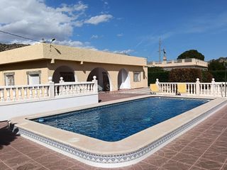 Chalet à Pedanías Oeste. Se vende chalet con piscina en buen estado en aspe
