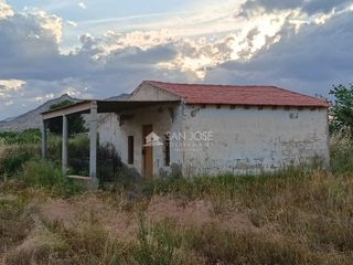 Xalet a Pedanías Oeste. Se vende parcela con casita de campo para reformar cerca de aspe
