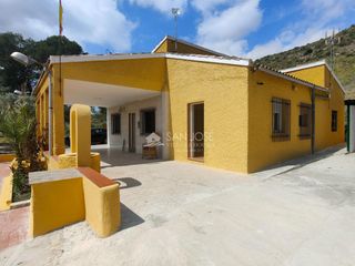 Rent Chalet in Hondón de las Nieves. Se alquila chalet recien reformado en hondon de las nieves zona