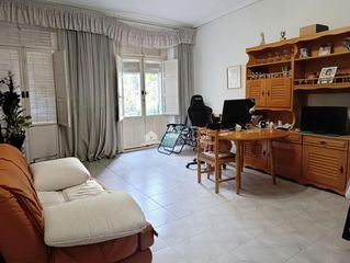 Casa a Novelda. Se vende casa de tres plantas con negocio o futuro garaje