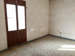 House in Prosperidad. Se vende casa de dos plantas para reformar totalmente con 4 puer
