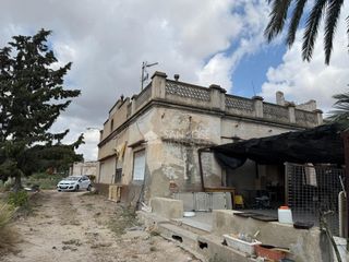 Finca rústica a Pedanías Este. Se vende parcela de terreno rústico con pozo, casa para reformar