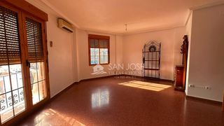 Casa in Las Fuentes-Los Cipreses. Venta de bonito bungalow en aspe, zona asilocaminico de elche