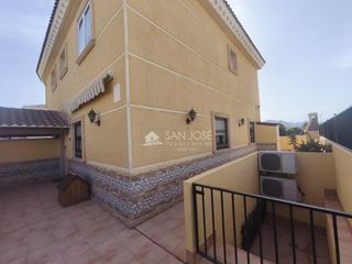 Location Maison à Las Fuentes-Los Cipreses. Se alquila bungalow amueblado de 2 plantas con patio exterior gr